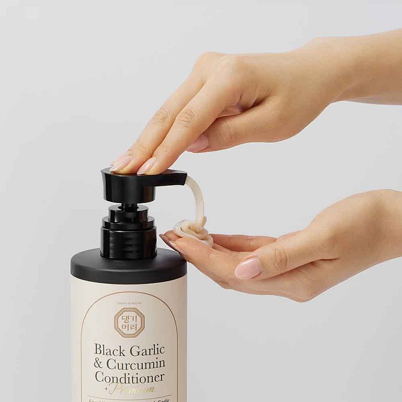 Балсам за плътност и защита срещу накъсване на косата Doori Daeng Gi Meo Black Garlic & Curcumin Treatment 500ml