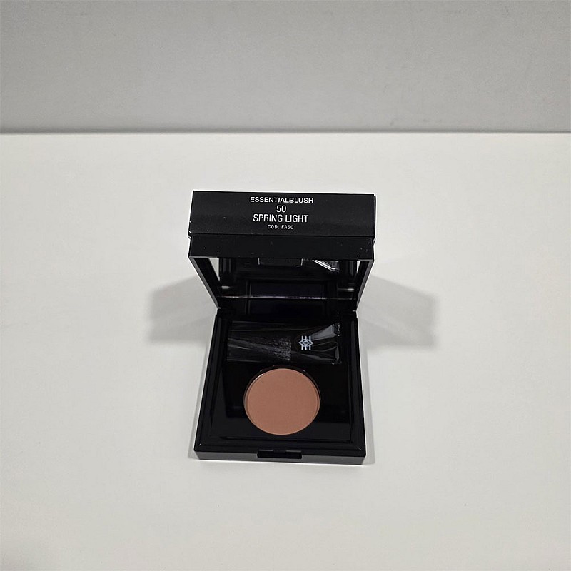 Руж с матов ефект и перфектна дефиниция Essential Essentialblush