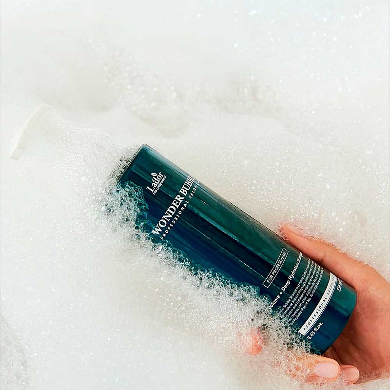 Хидратиращ и изглаждащ шампоан с хиалуронова киселина и пептиди Lador Wonder Bubble Shampoo 250ml