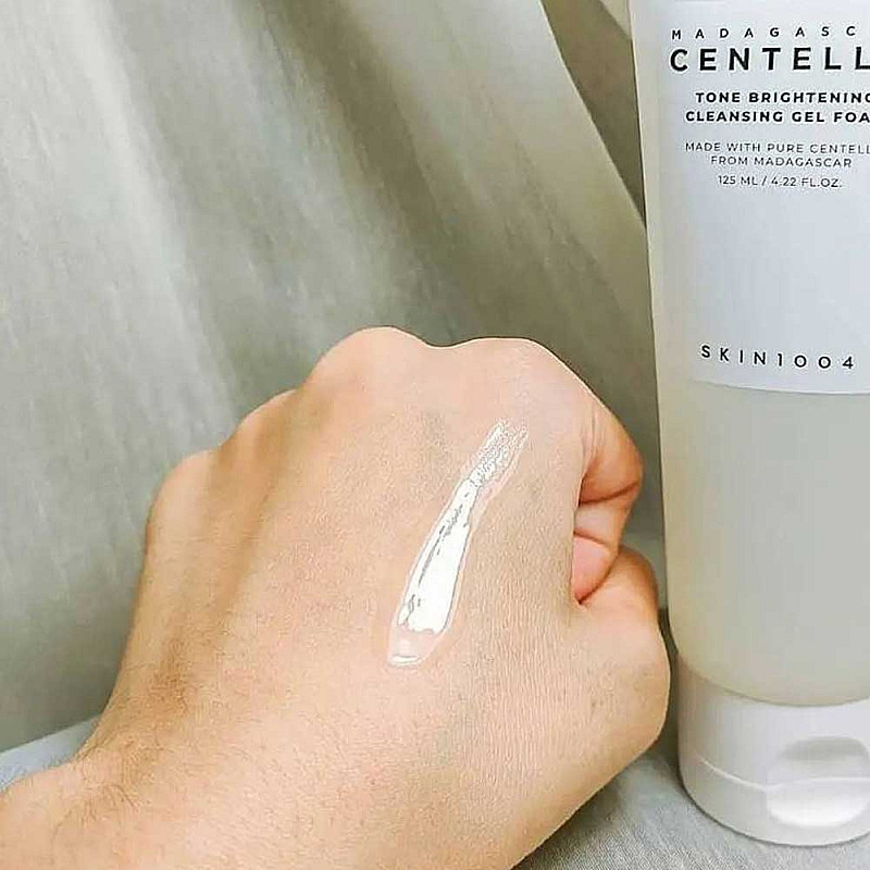 Изсветляваща почистваща гел пяна Skin1004 Madagascar Centella Tone Brightening Cleansing Gel Foam 125ml