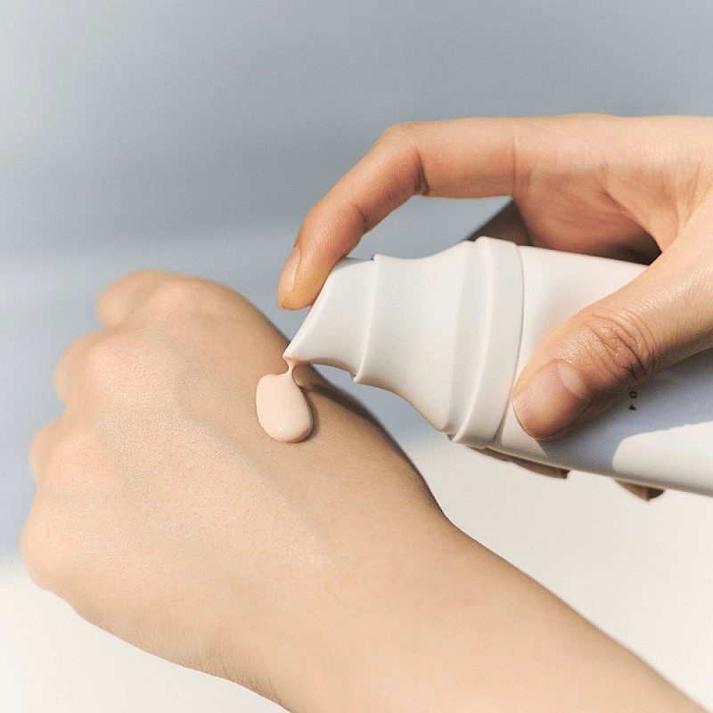  Избелващ слънцезащитен крем с SPF50 Skin1004 Madagascar Centella Tone Brightening Tone-Up Sunscreen 50ml