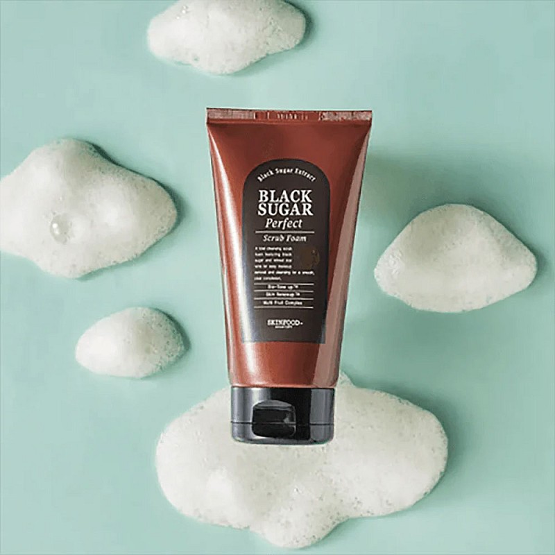 Пилинг за лице с фини захарни частици Skinfood Black Sugar Perfect Scrub Foam 180ml