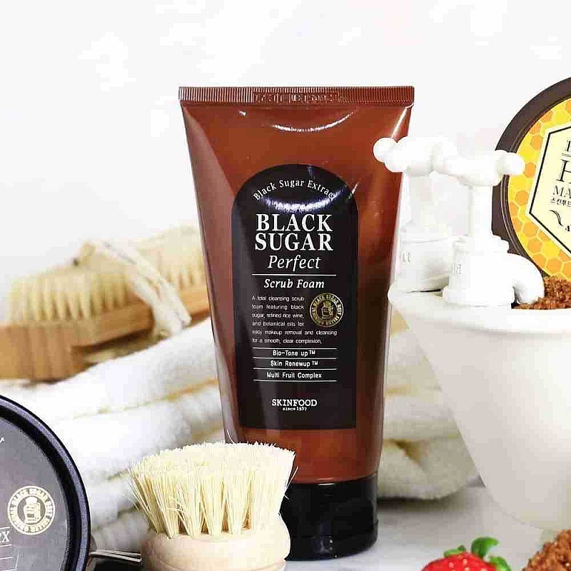 Пилинг за лице с фини захарни частици Skinfood Black Sugar Perfect Scrub Foam 180ml